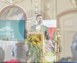 Frederik Schulze-Hamann vom Team der Akademie Schloss Kirchberg leitet durch den ersten Tag des V. World Organic Forum.
